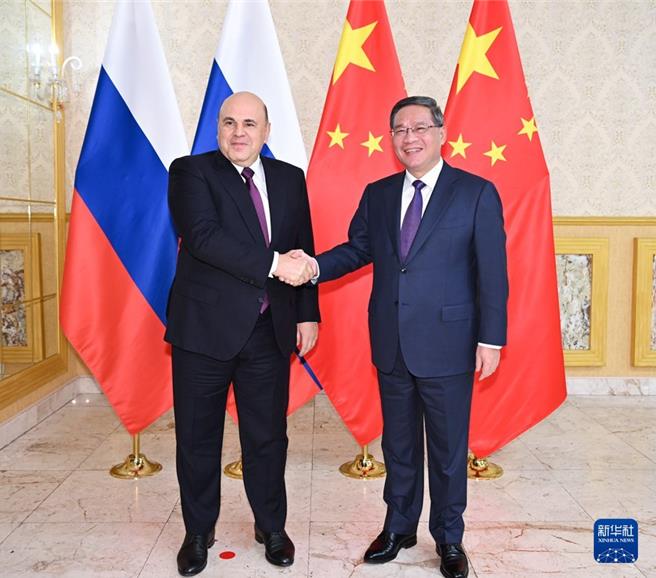 即時／中國國務院總理李強當地時間10月25日下午在比斯凱克出席上海合作組織成員國政府首腦（總理）理事會第二十二次會議期間會見俄羅斯總理米舒斯京。（新華社）