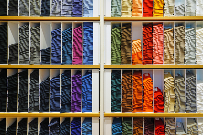 UNIQLO素色袜顏色非常多，有网友表示「已经包色了」。（示意图／Shutterstock）