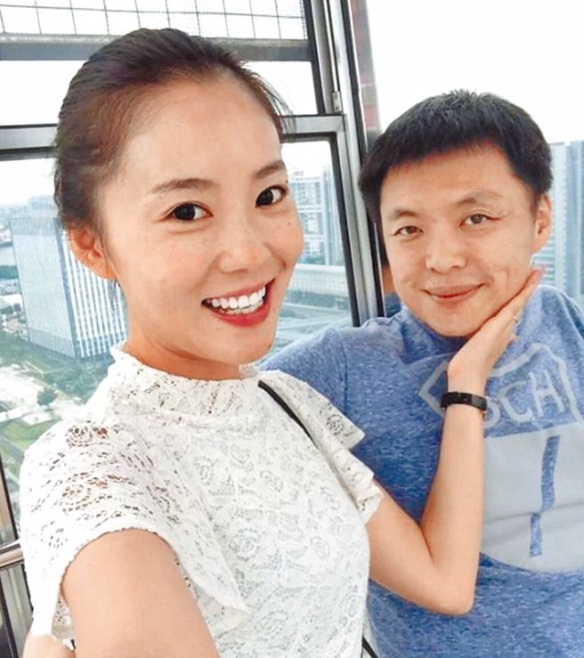 民进党高雄市立委赵天麟（右）传出桃色绯闻，网路上流出多张赵天麟与陆籍女子的亲密合照。（摘自网路）