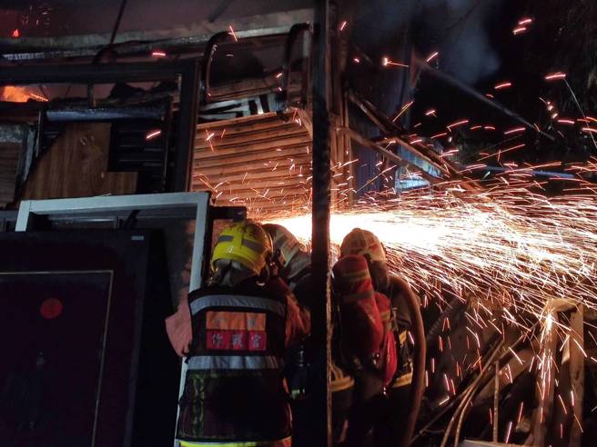 金山铁皮透天厝凌晨大火！警消出动77人灌救4小时。(消防局提供)
