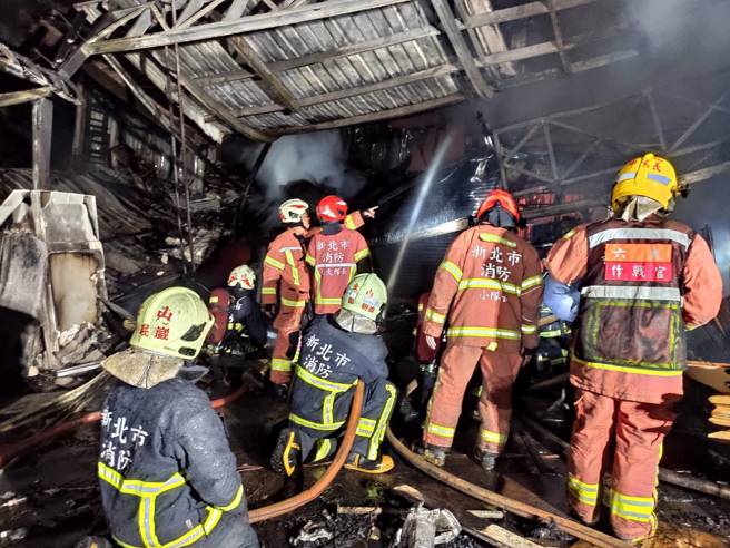 金山铁皮透天厝凌晨大火！警消出动77人灌救4小时。(消防局提供)