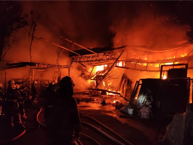 金山半岭地区铁皮透天厝暗夜发生大火，所幸屋主及时逃出，因现场缺乏水源，消防队布设水线灌救4小时。（翻摄画面）