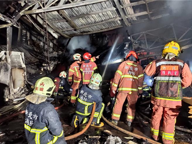 金山半岭地区铁皮透天厝暗夜发生大火，所幸屋主及时逃出，因现场缺乏水源，消防队布设水线灌救4小时。（翻摄画面）