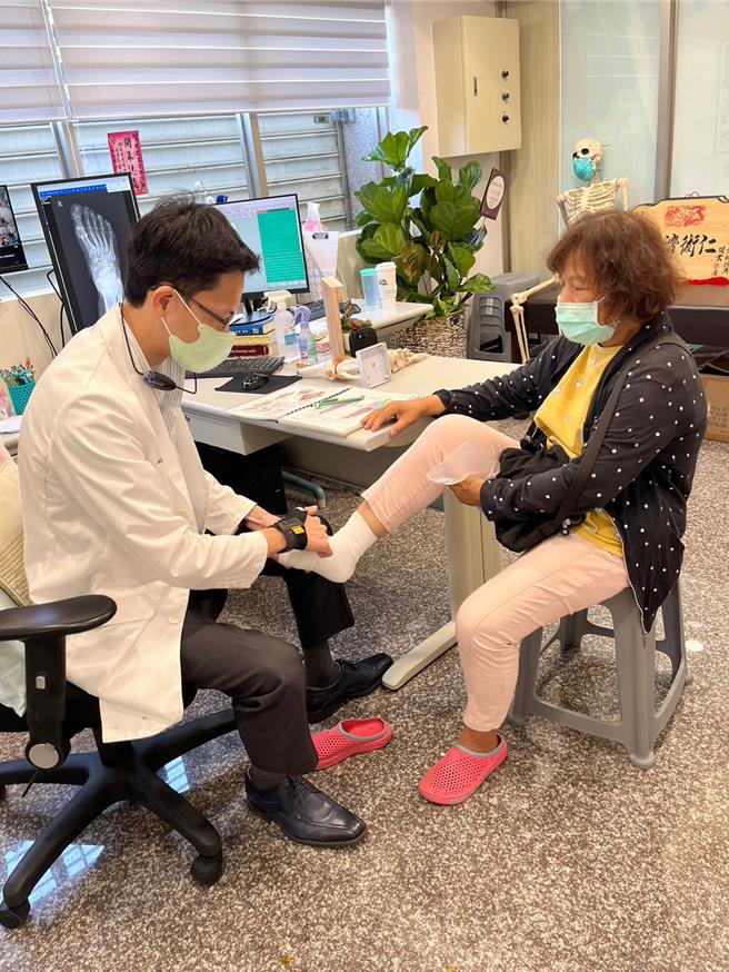 陳建宏骨科診所10月剛在東區小東路423巷開業，院長陳建宏提到，足踝扭傷在生活中極為常見，有句英文口訣PEACE ＆ LOVE有助痊癒與減緩不適。（陳建宏骨科診所提供／程炳璋台南傳真）