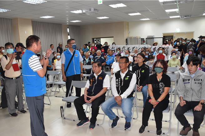 今年9月28日苗栗县长锺东锦在铜锣乡公所主持死废禽畜处理场设置说明会时，苗栗县议员曾玟学曾经到场，但未明确表态反对设置。（谢明俊摄）