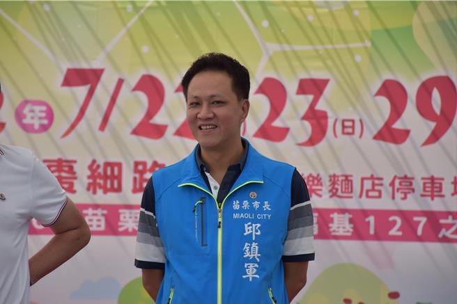 参选苗栗县山线立委的苗栗市长邱镇军质疑对手曾玟学为何不早反对死废禽畜处理场？（谢明俊摄）