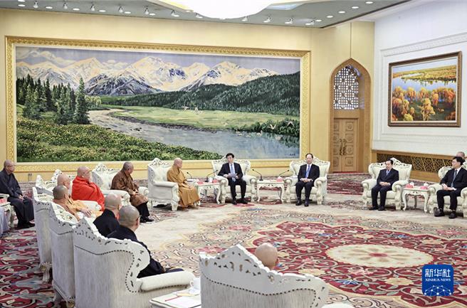 纪念中国佛教协会成立70周年座谈会25日在北京举行，中共中央政治局常委、全国政协主席王沪寧会见中国佛教协会领导班子成员。（图／新华社）