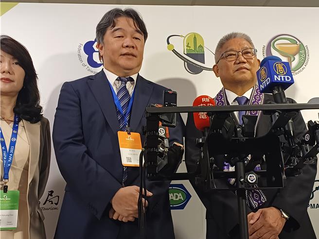 衛福部次長王必勝王必勝今天出席「亞洲藥學會FAPA」開幕式前受訪。（王家瑜攝）