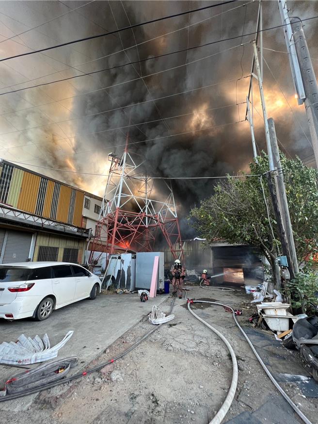 新竹市千甲路一處電器回收倉庫26日上午發生火警，現場不斷冒出黑煙。（新竹市消防局提供／王惠慧新竹傳真）