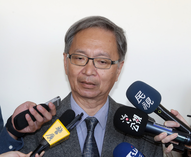 医揭高端疫苗多到「满出来」，立委要卫福部澄清、薛瑞元酸北市勿口水战。卫生福利部长薛瑞元（图）26日赴立法院社会福利及卫生环境委员会，报告「因应长照需求逐年增加，我国推行长照保险制度，缓解医疗体系负担」专题，并于会前受访。（刘宗龙摄）