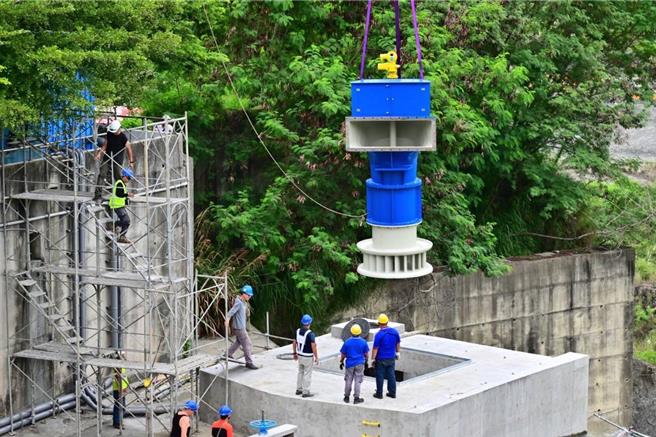 水轮机设备安装中。（台中市水利局提供）