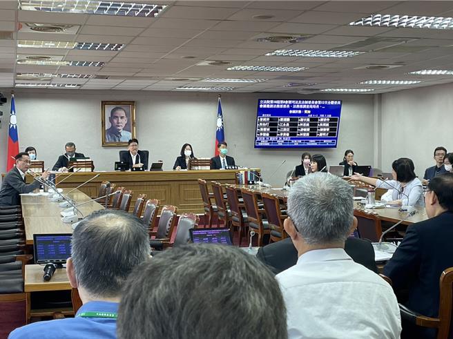 立委王鸿薇今向法务部、国安局递交行政院副院长郑文灿、绿委赵天麟卷入桃色争议资料，要求两单位一周内提交报告，引起绿委郑运鹏不满，双方争论不休。（蔡雯如摄）