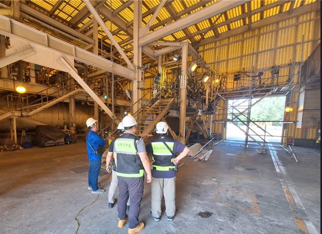 职安署北区职安中心与桃园劳检处24日无预警前往科慕观音厂突袭检查，针对拆除工程区域实施全面检查。（桃园市劳检处提供／蔡明亘桃园传真）