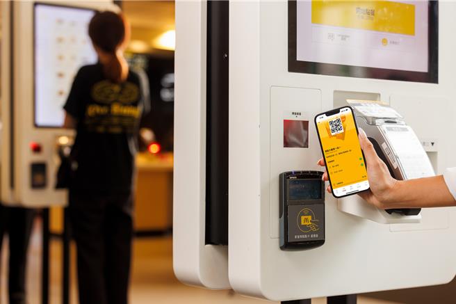 每周打开麦当劳APP即享多张数位优惠券，优惠券与回馈券不仅可于麦当劳餐厅柜台及得来速使用，自助点餐机也能用。（麦当劳提供／朱世凯台北传真）