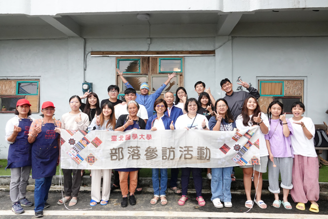 北医大送暖到原乡，前往花莲丰滨的矶崎部落，关怀当地长者。（北医大提供）