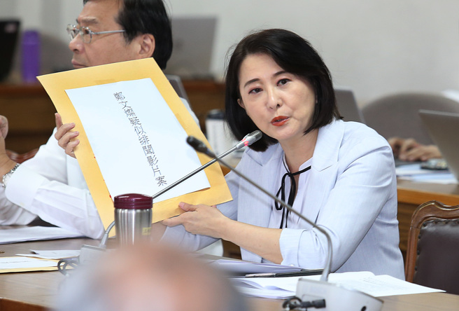立委王鸿薇26日在立法院司法及法制委员会中，将行政院副院长郑文灿疑似绯闻影片案相关资料，交给法务部长蔡清祥要求调查。（姚志平摄）