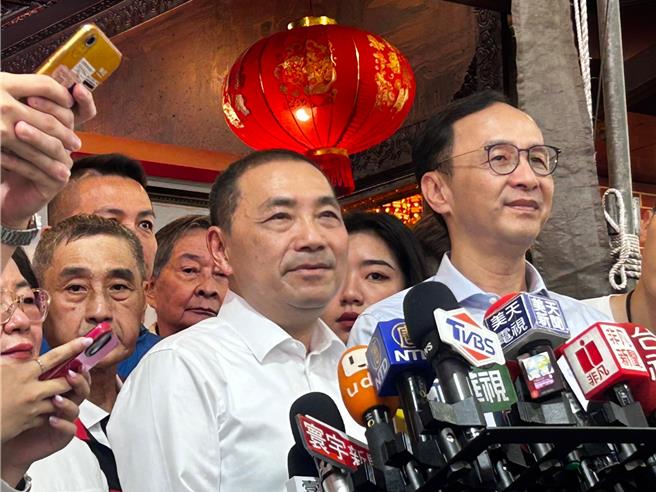 国民党总统参选人侯友宜（图中白衣者）、党主席朱立伦（右一）26日前往北市文昌宫参拜，会后受访。（陈薏云摄）