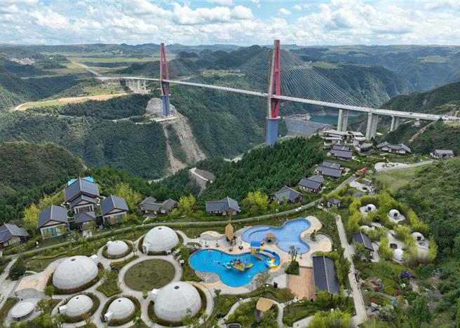 大陆贵州山区里大兴土木、修桥筑路，造成财政上极大负担，却又产生不了足够的经济效益。图为贵州龙里河特大桥与配套兴建的温泉度假中心。（中新社）