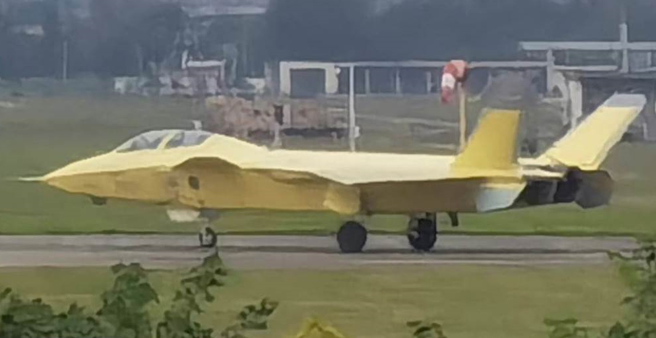 1架双座版歼-20隐形战机据说出现在成都飞机工业集团的试飞场上。（网路）