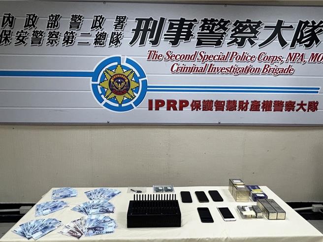 警方查扣俗称「猫池」的电话数据机、7万余元赃款等证物。（警方提供）