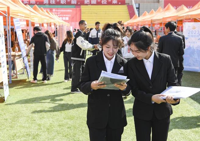 大陆人力资源社会保障部新闻发言人陈峰26日表示，今年1至9月，大陆全国城镇新增就业1022万人。（摘自新华社）