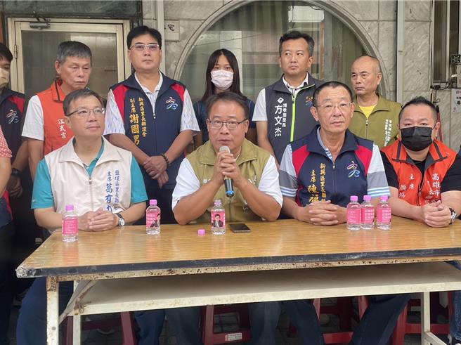 民进党立委赵天麟因身陷桃色风波正式宣布退选，外界相当关心接棒人选，苓雅区里长联谊会主席林志田26日开第一枪，对党内喊话强调「推选即战力，为大局勿空降」。（洪浩轩摄）