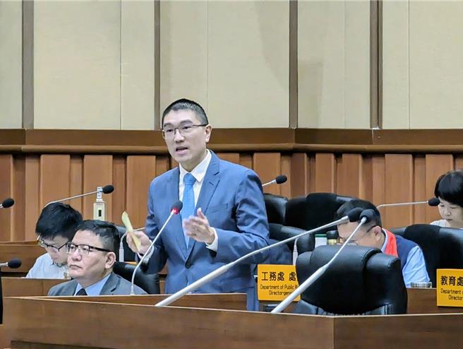 基隆市長謝國樑（中立者）26日表示，青年公益電動機車方案，將引進共享模式。（張志康攝）