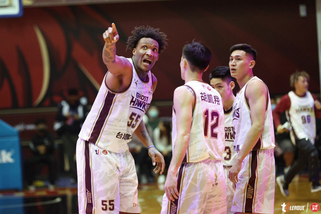 全面杜絕假球簽賭，台鋼獵鷹要求全體隊職員簽切結書。（T1聯盟提供）