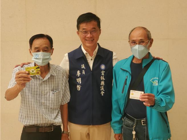 敬老悠遊卡在雲林的普及率頗高，65歲以上長者隨身攜帶。（周麗蘭攝）