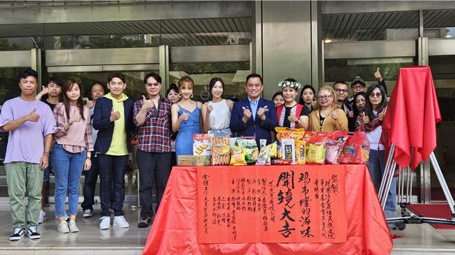 《玛布隆的滋味》主要演员杨晴、李宣榕、林照玉、蔡侑勋等人与原文会董事长玛拉欧。（原文会提供）