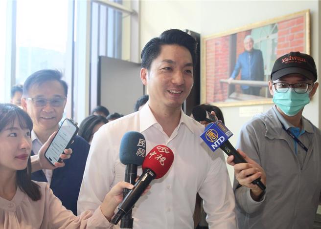 台北市校园针对高端流感疫苗和营养午餐液蛋目前仍持续禁用，卫生福利部次长王必胜近日发文，痛批是「拿学童当政治操作的工具」虽未指名但字句明显针对市长蒋万安（中），蒋26日出席台北酷课云「酷AI正式上线发表会」，被媒体问到看法仅回应「谢谢」，随后快步进场。（张铠乙摄）