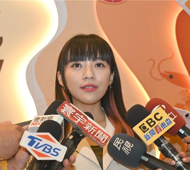 民进党立委赵天麟日前宣布退选，有可能参选立委的高雄市议员黄捷26日上午出席2023高雄国际食品展开幕典礼前说，她没有注意党内的民调数字，她觉得无论是谁要参选，都要团结、拿出士气，守住这一席。（林瑞益摄）