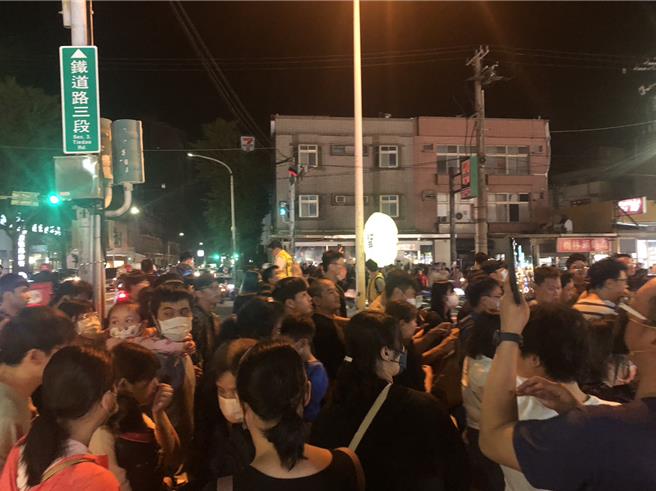 新竹市樹林頭夜市歇業多年後，今年完成招商並在25日晚間試營運，現場人潮滿滿。（民眾提供／王惠慧新竹傳真）