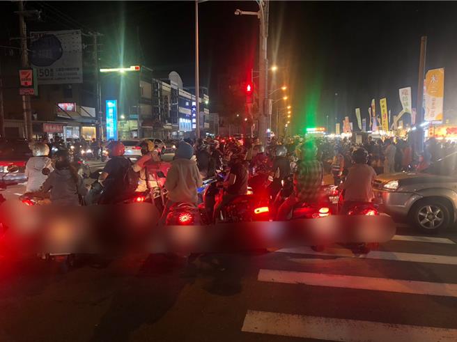新竹市樹林頭夜市歇業多年後，今年完成招商並在25日晚間試營運，人潮擠爆周邊交通。（民眾提供／王惠慧新竹傳真）