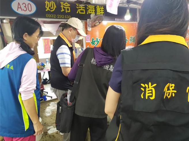 新北市消费者保护官近期前往新北市石门区富基渔港、万里区龟吼渔港稽查。（新北市消保官提供）
