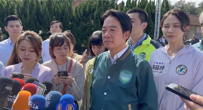 民进党总统参选人赖清德（右二）前往新北市金山区承天宫参拜，并接受媒体联访。（蔡亚桦摄）