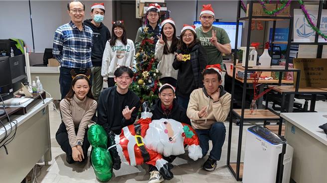 教育部公布第6届国家产学大师奖获奖名单，由台北科技大学教授宋裕祺(左中身着蓝格子衬衫者)获得这项终生荣誉。（教育部提供／李侑珊台北传真）