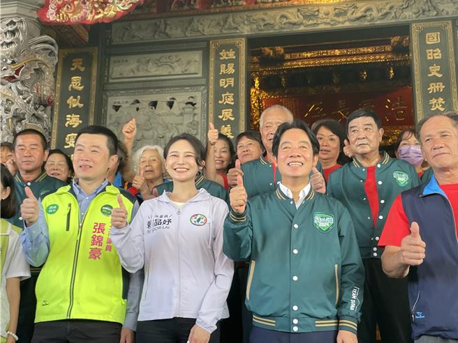 民进党总统参选人赖清德（第一排右二）到金山承天宫参拜，民进党立委赖品妤（第一排右三）等人陪同前往。（蔡亚桦摄）