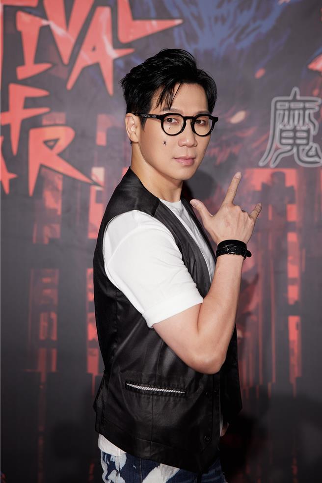 品冠日前打扮一身酷帅，脸上画上万圣造型小蜘蛛，出席凯渥集团万圣趴「魔登惧乐部」（种子音乐提供）