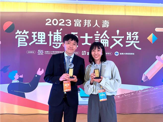 中山大学行销传播管理研究所毕业生郭晋怡论文《政治「宠」儿：宠物于竞选广告中的呈现对投票意愿之影响》发现，抱着毛孩拍竞选广告，可为男性候选人温暖特质加分，女性候选人则可有效吸票。人物和动物合照的比例也是关键，广告里的宠物比候选人大会有反效果，反之就会让选民想投票。（国立中山大学提供／袁庭尧高雄传真）