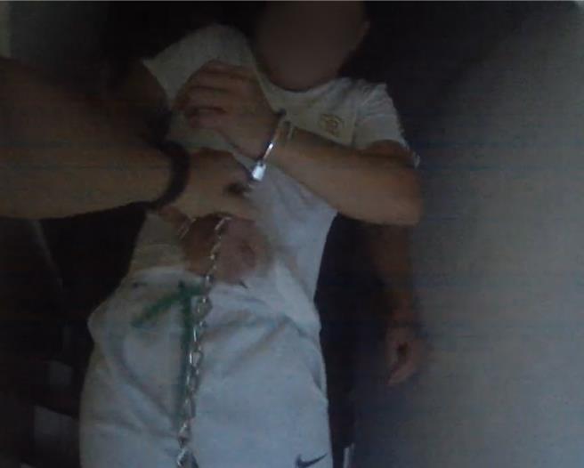 新北警方昨天在桃园逮捕弃保潜逃的潘男。（警方提供）