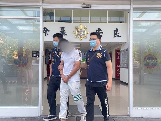 新北警方压送潘男归案。（警方提供）