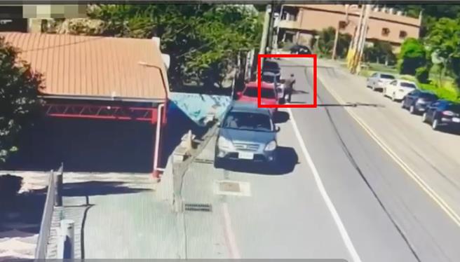 新北市莺歌区25日上午9时生一起窃盗案，警方靠着监视器立刻锁定陈嫌踪影，不到2小时即逮捕归案。警方表示陈嫌平日居无定所有多项前科，经常出没在附近，当天打算到桃园向地检署出庭的朋友借钱。（新北市三峡警分局提供／刘玮晴新北传真）