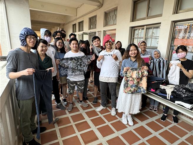 金大国际处连续第3年举办「寒冬送暖」冬衣募集活动，透过「义卖」的形式让有需要的境外学生选购御寒。(于家麒摄)