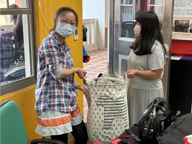 冬衣募集活动受到地区民眾热情的响应，天天有人将厚被、衣物等亲送至学校，爱心满满。(于家麒摄)