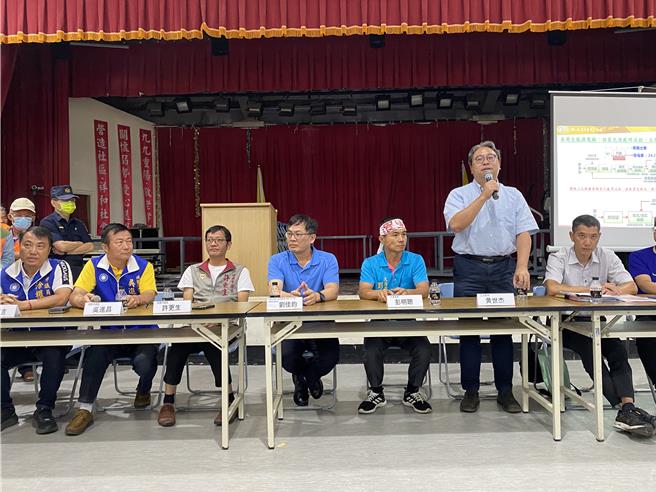 桃园观音SRF发电厂进驻争议持续延烧，桃园市议会国民党团26日点名民进党立委黄世杰（右三），应要求中央松绑紧箍咒否则应退选，黄世杰也发声明反击，喊话市长张善政拿出作为，撤销厂商入园许可。（本报资料照片）