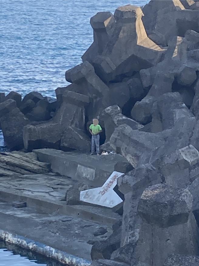 基隆市政府封闭海兴泳池至12月2日，但26日上午却有民眾爬下消波块闯入工区戏水，遭市府会同海巡取缔，市府将开出3万元罚单。（基隆市政府提供／张志康基隆传真）