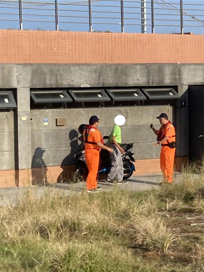 基隆市政府封闭海兴泳池至12月2日，但26日上午却有民眾爬下消波块闯入工区戏水，遭市府会同海巡取缔，市府将开出3万元罚单。（基隆市政府提供／张志康基隆传真）