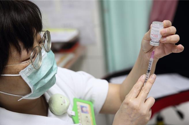 公費流感疫苗10月2日開打，截至10月25日，台中市已接種超過40萬人次。（本報資料照片）