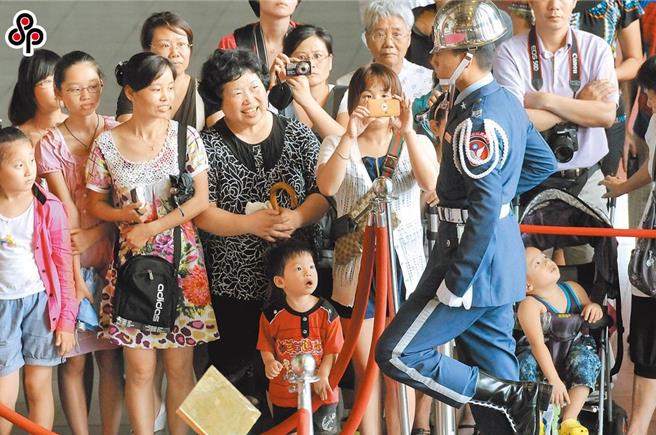旅行业者指出，陆客自由行并不是所有城市都开放，因此有许多人走健检医美的巧门来台旅游。图为陆客观赏国父纪念馆仪队交接（非新闻当事人）。（本报资料照）
